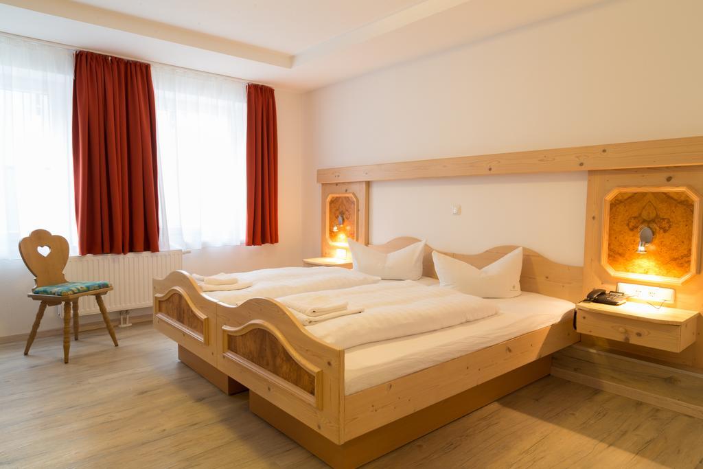 Hotel Krone Königsbrunn الغرفة الصورة